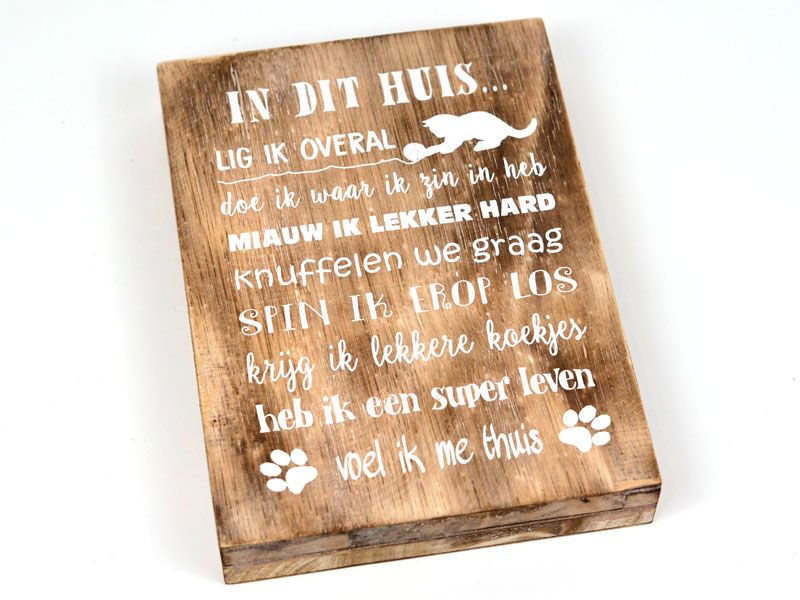 The Happy Cat Shop | Houten tekstblok kat “In dit huis” 25x18cm